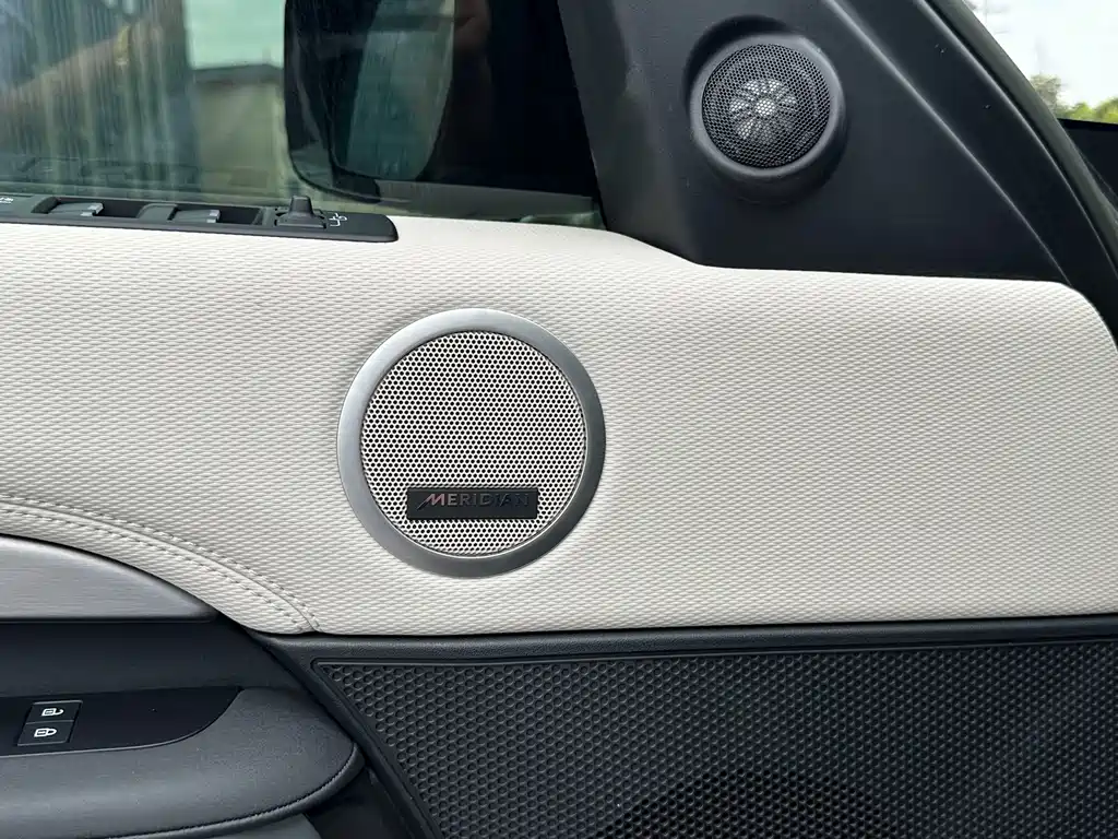 Land Rover Discovery 2023 — фото 10