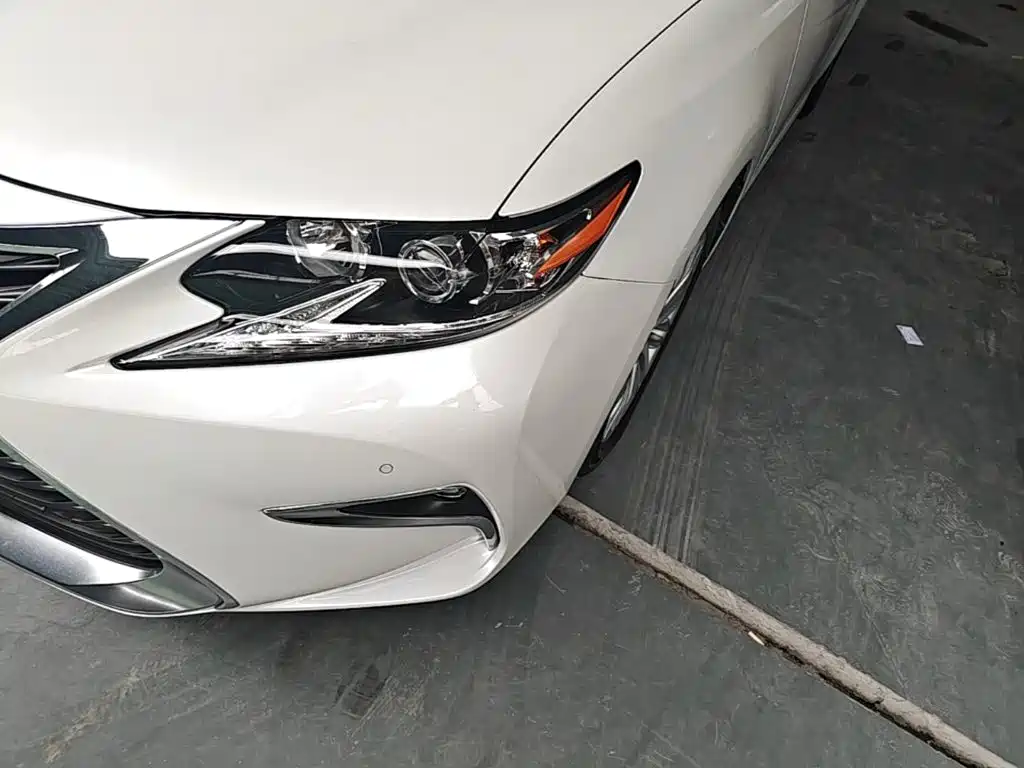 Lexus ES 2018 — фото 24