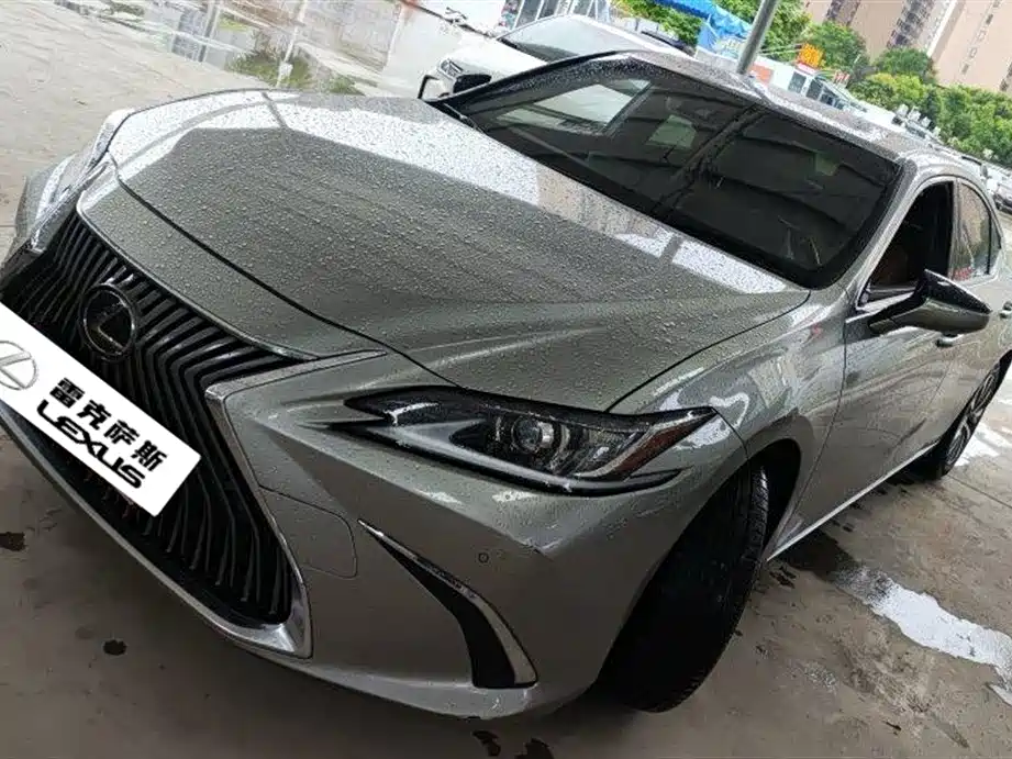Lexus ES 2020 — фото 1