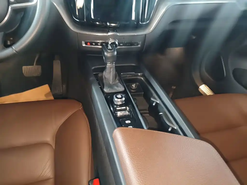 Volvo XC60 2018 — фото 14