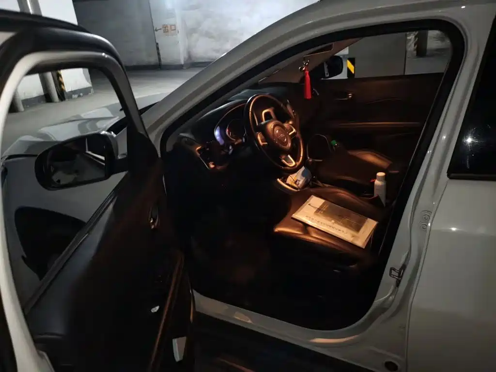 Jeep Compass 2018 — фото 14