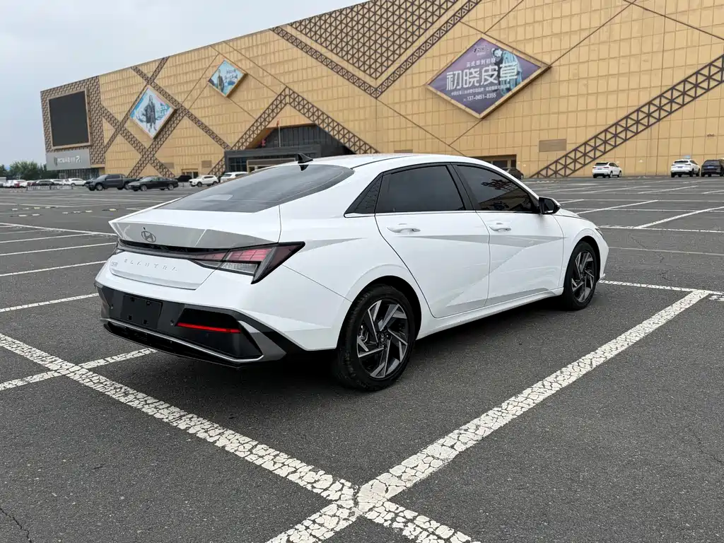 Hyundai Elantra 2023