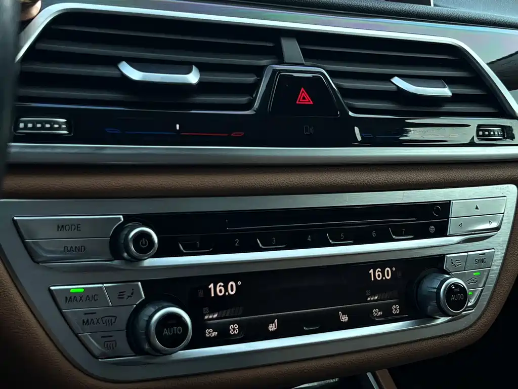 BMW 7 Series 2016 — фото 18