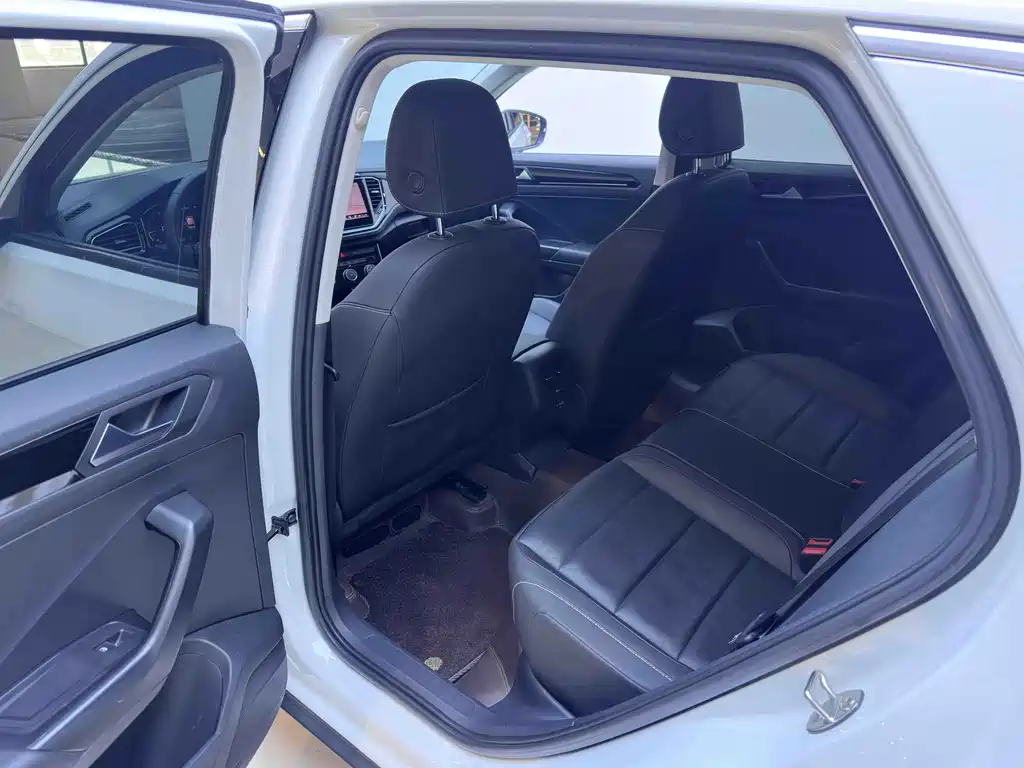Volkswagen T-Roc 2023 — фото 10
