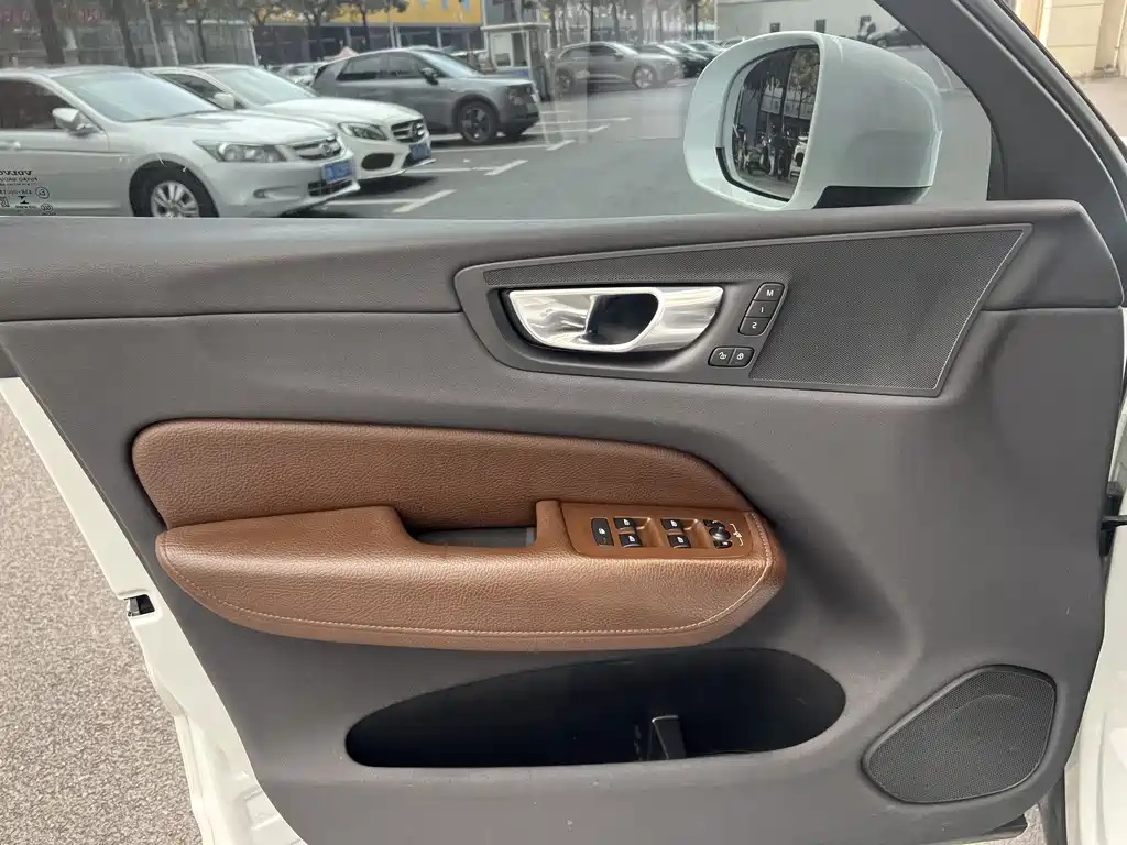 Volvo XC60 2020 — фото 14