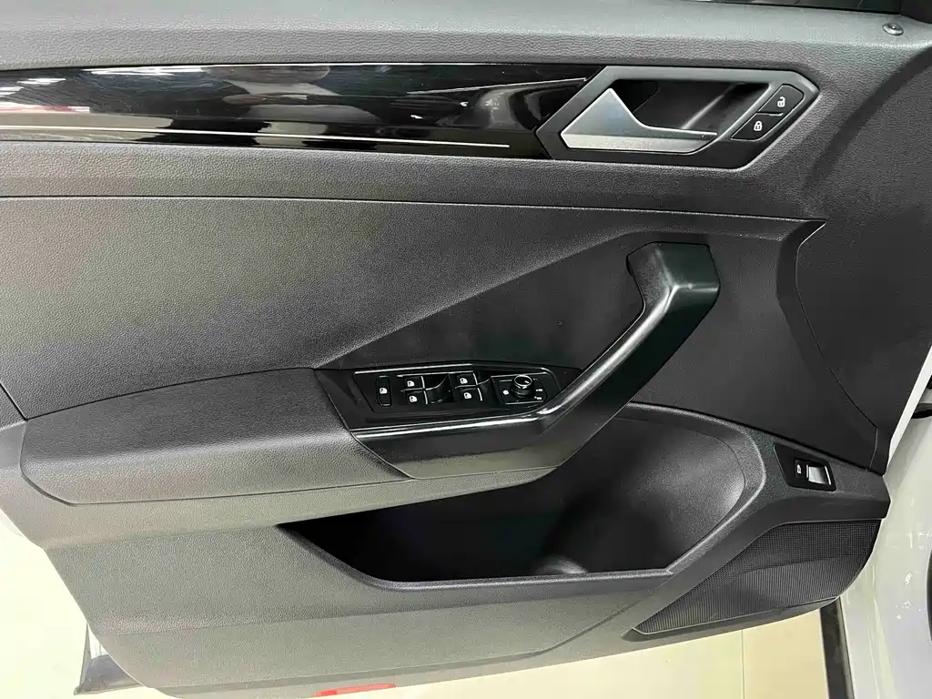 Volkswagen T-Roc 2022 — фото 8