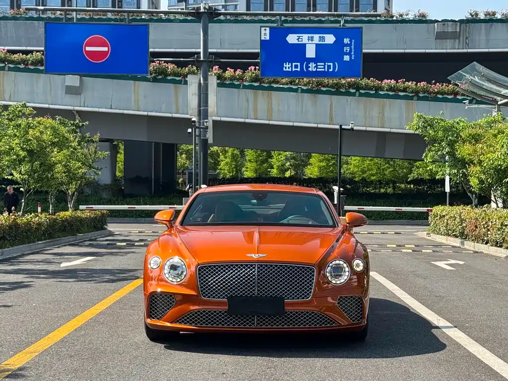 Bentley Continental 2020 — фото 1