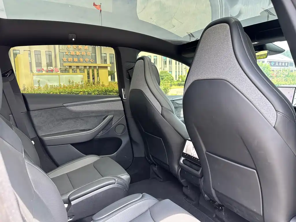 Tesla Model Y L 2026 — фото 10