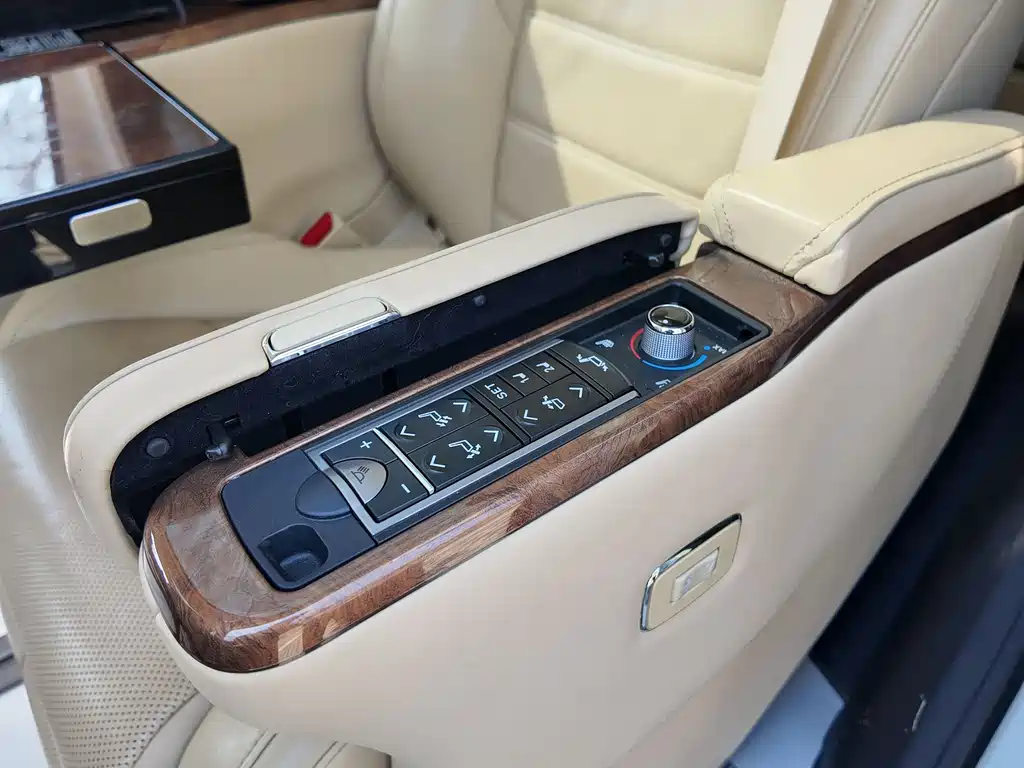 Toyota Alphard 2017 — фото 12