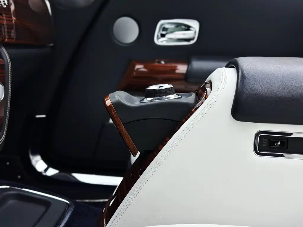 Rolls-Royce Phantom 2011 — фото 14