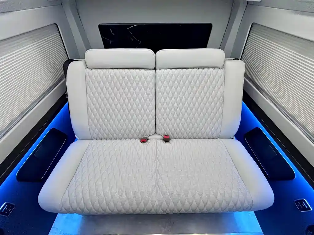 Toyota Hiace 2021 — фото 12