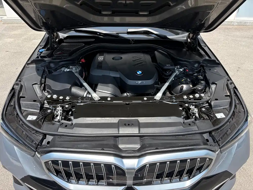 BMW 5 Series 2025 — фото 11