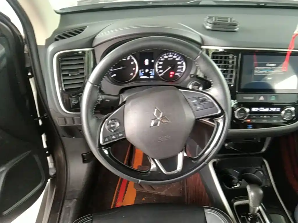 Mitsubishi Outlander 2020 — фото 17