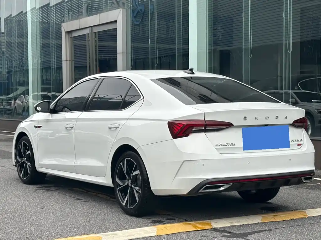 Skoda Octavia 2023 — фото 11