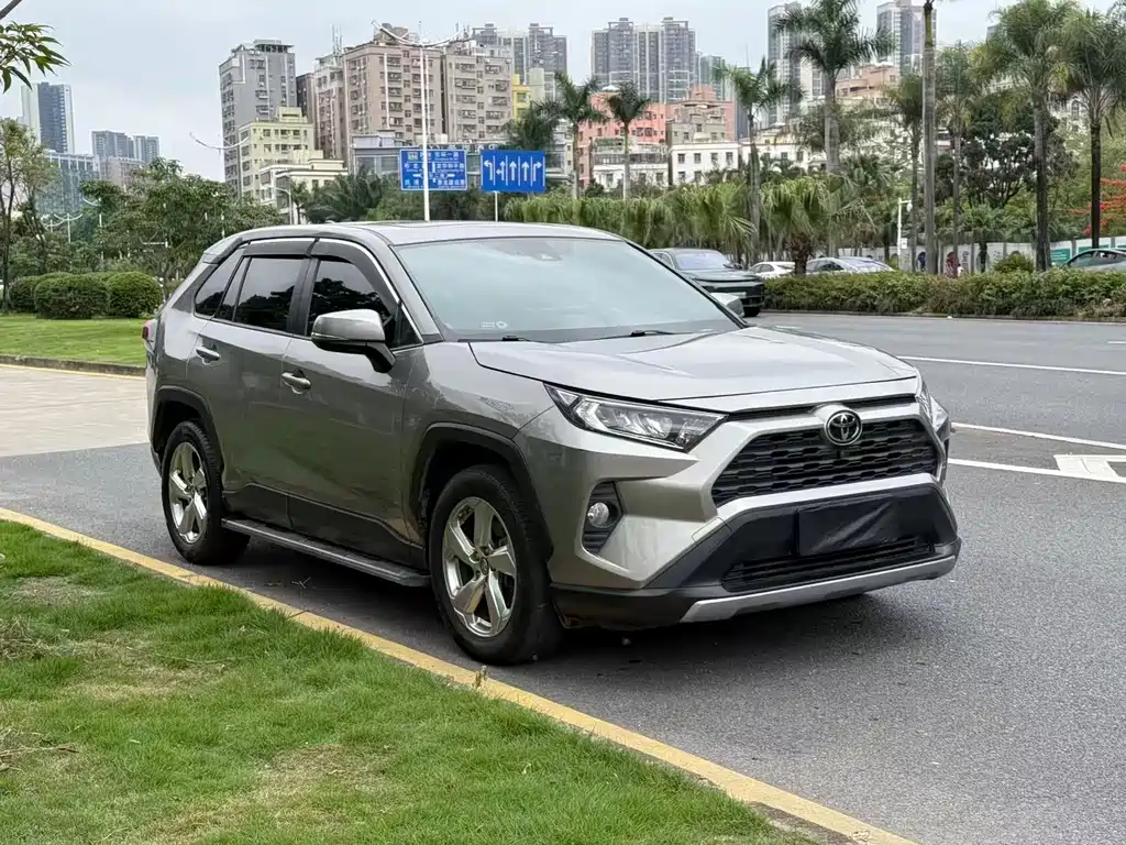 Toyota RAV4 2020 — фото 3