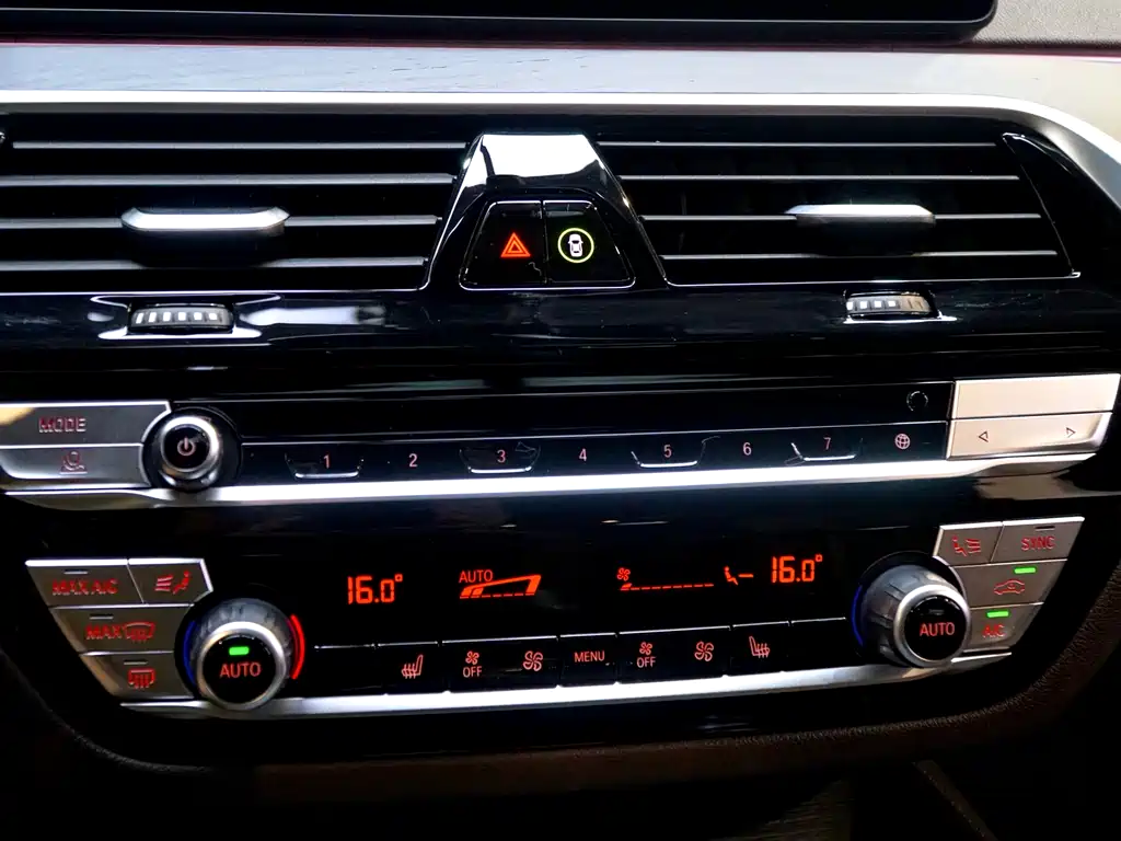BMW 5 Series 2023 — фото 17