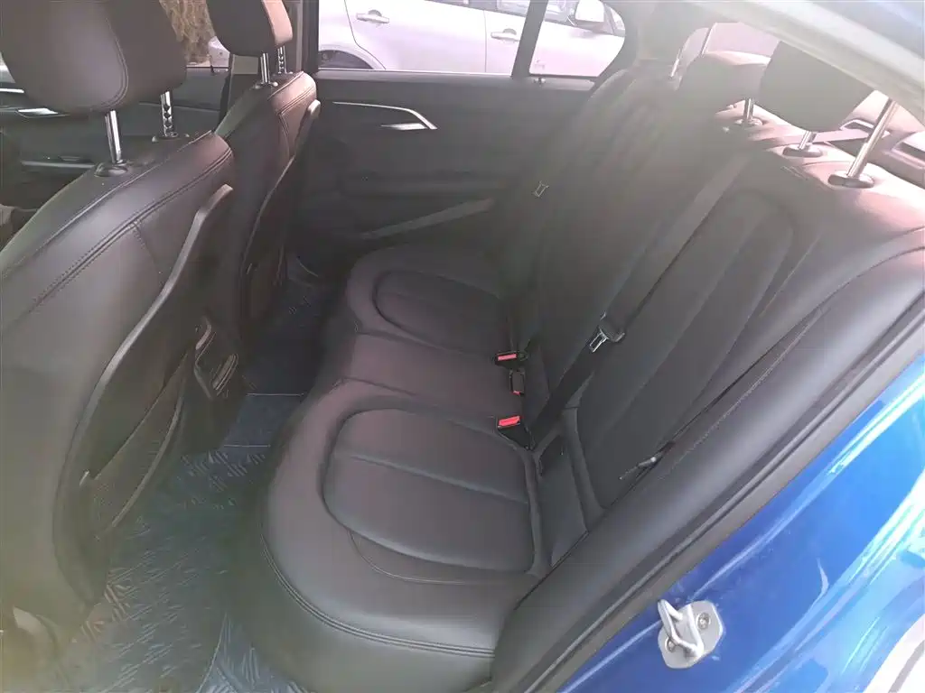 BMW 1 Series 2018 — фото 17