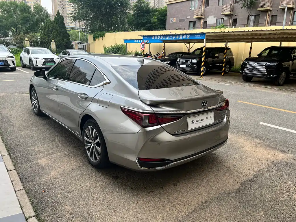 Lexus ES 2020