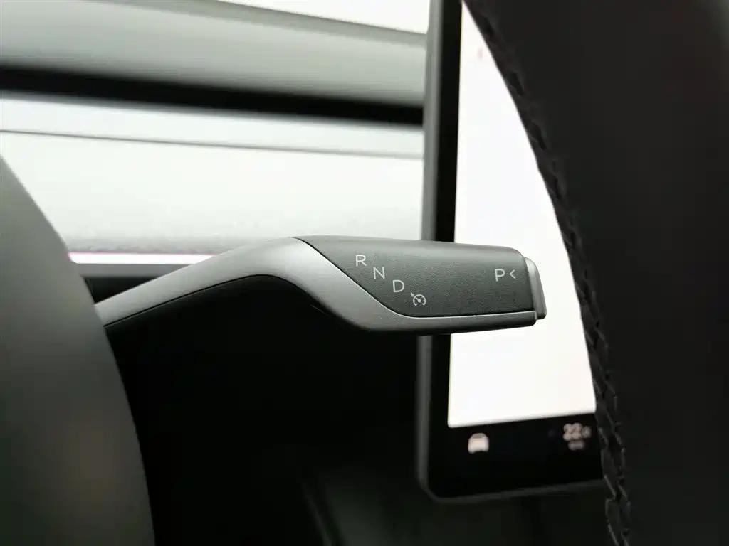 Tesla Model Y 2025 — фото 13