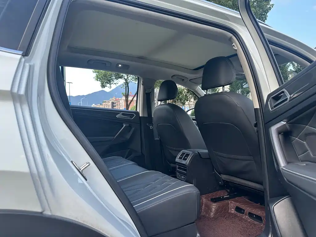 Volkswagen Tiguan L 2023 — фото 10