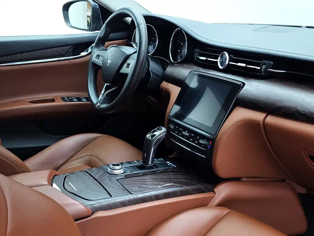 Maserati Quattroporte 2018 — фото 21