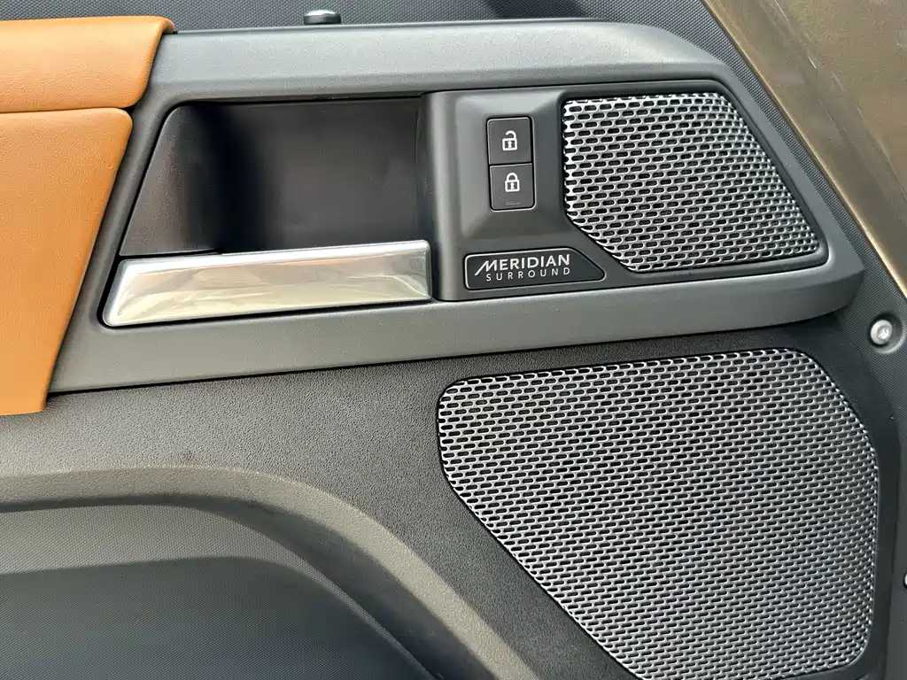 Land Rover Defender 2022 — фото 13