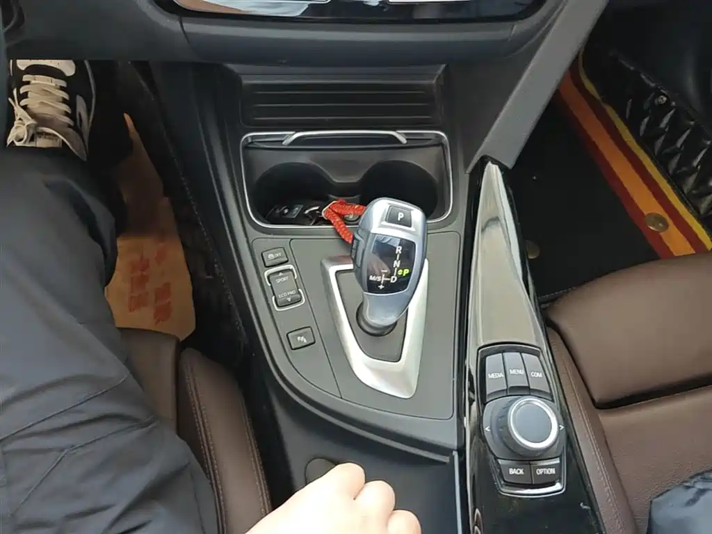 BMW 3 Series 2018 — фото 14