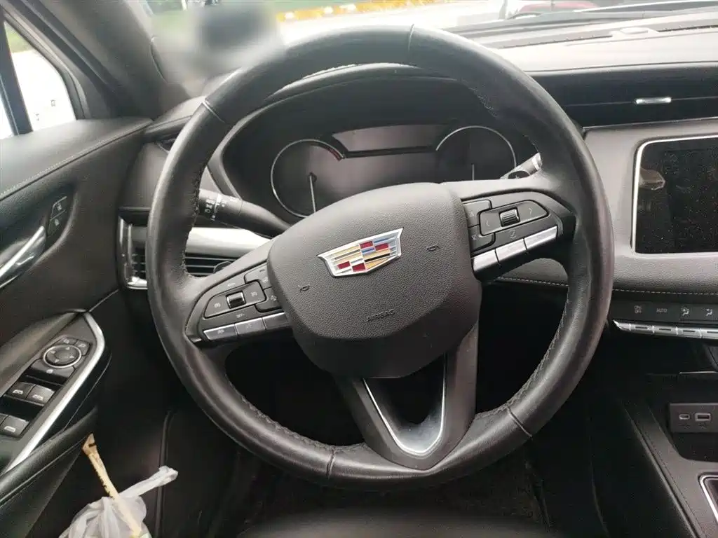 Cadillac XT4 2022 — фото 11