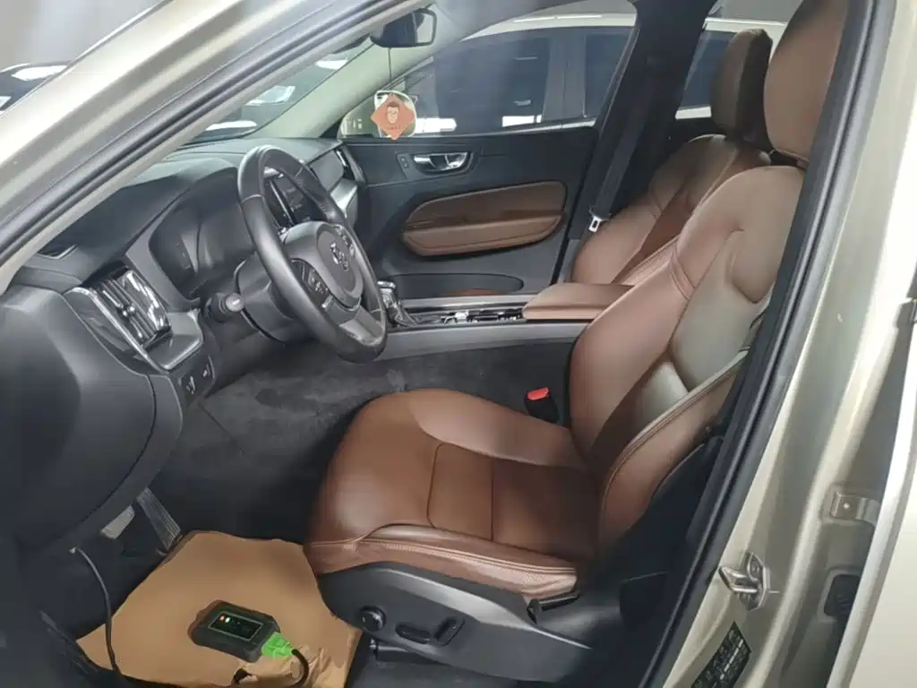 Volvo XC60 2018 — фото 15
