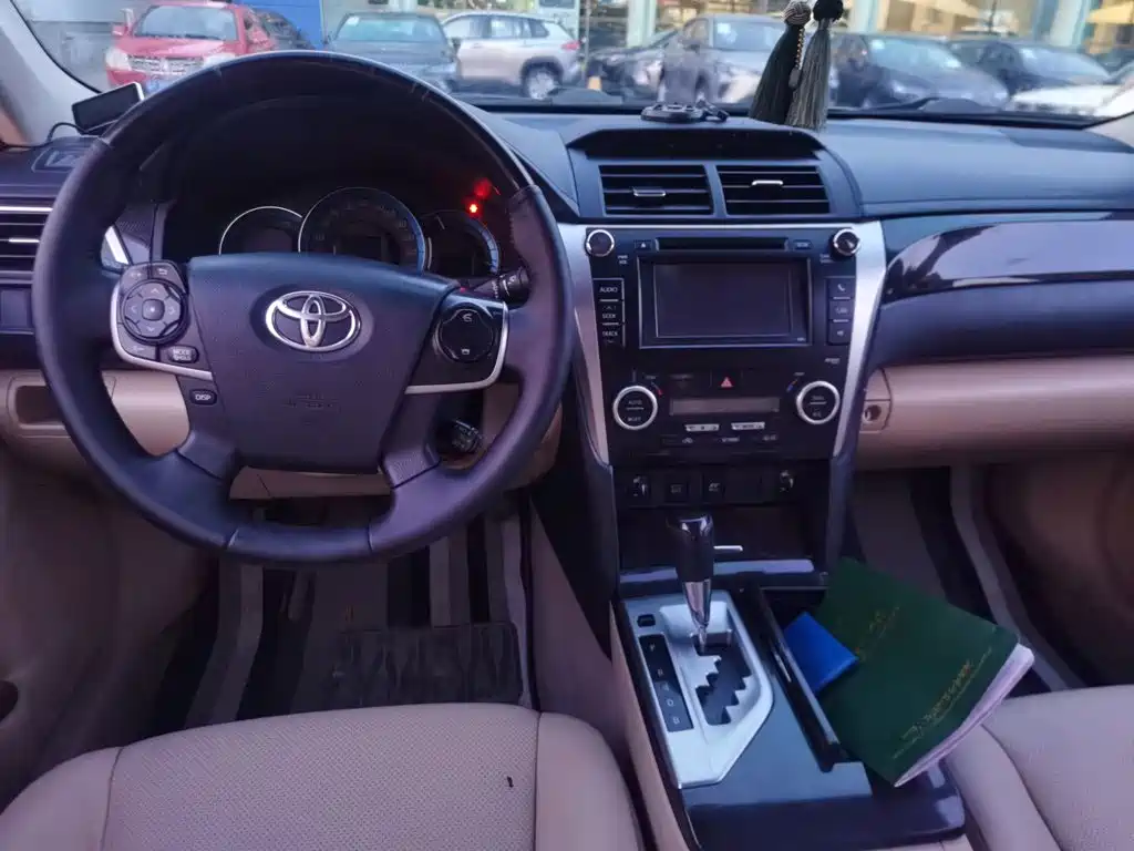 Toyota Camry 2014 — фото 13