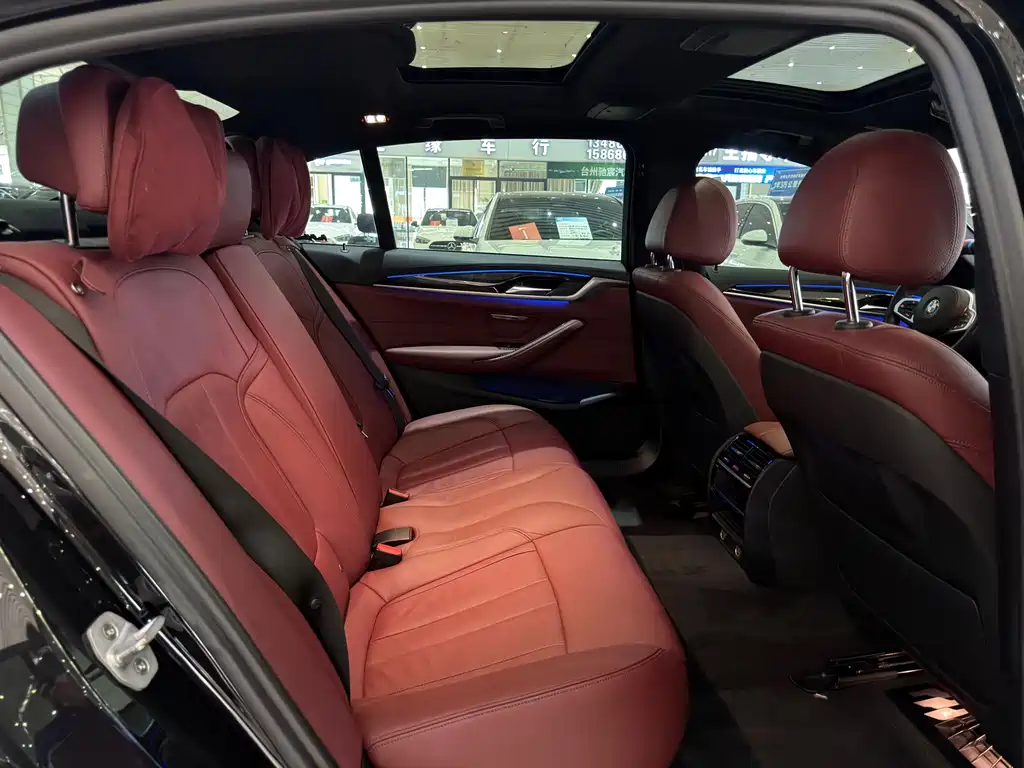 BMW 5 Series 2018 — фото 11
