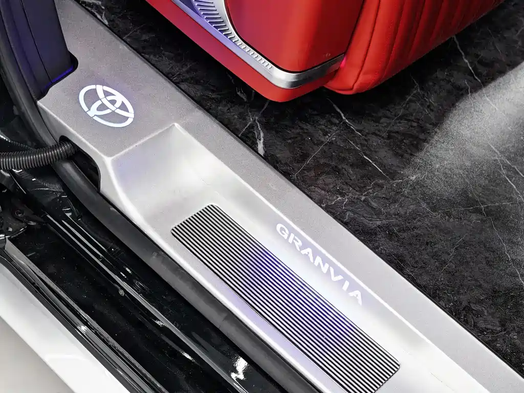 Toyota Granvia — фото 20