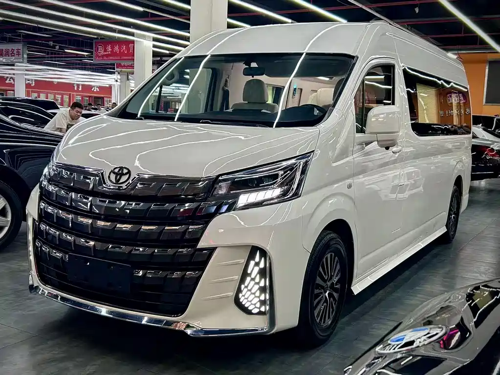 Toyota Hiace 2021 — фото 1