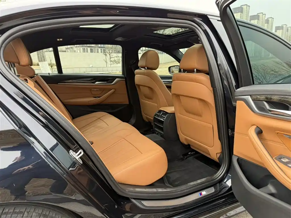 BMW 5 Series 2018 — фото 12