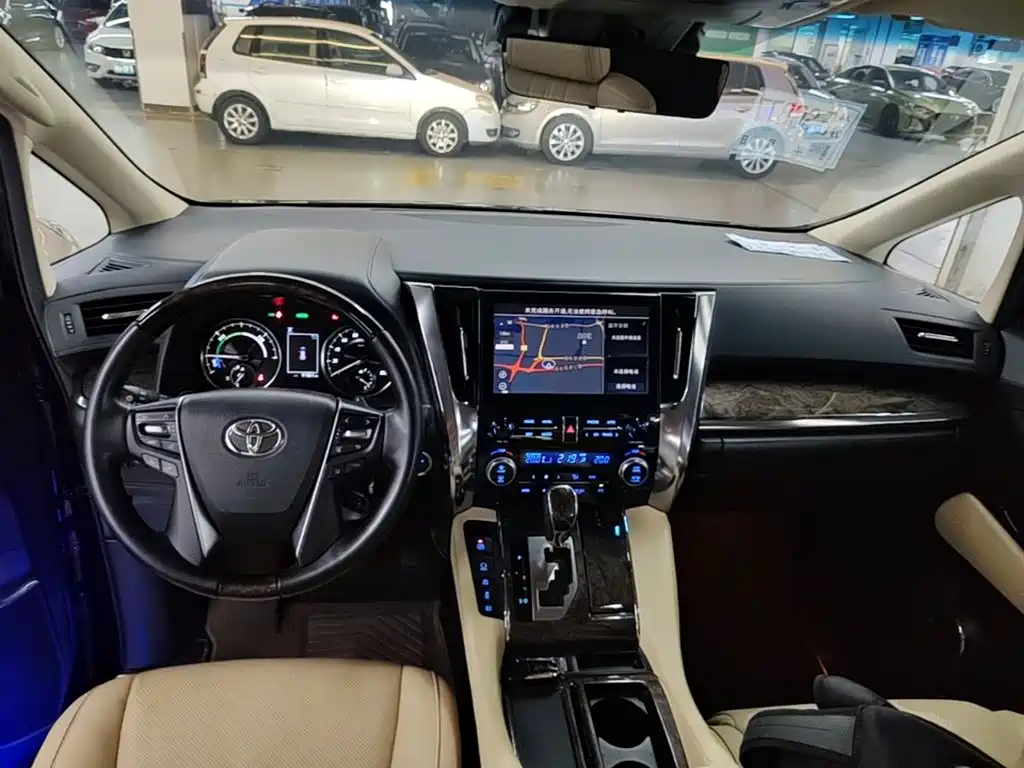 Toyota Vellfire 2022 — фото 10