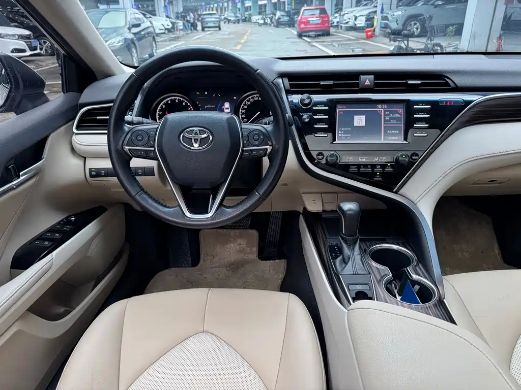 Toyota Camry 2018 — фото 15