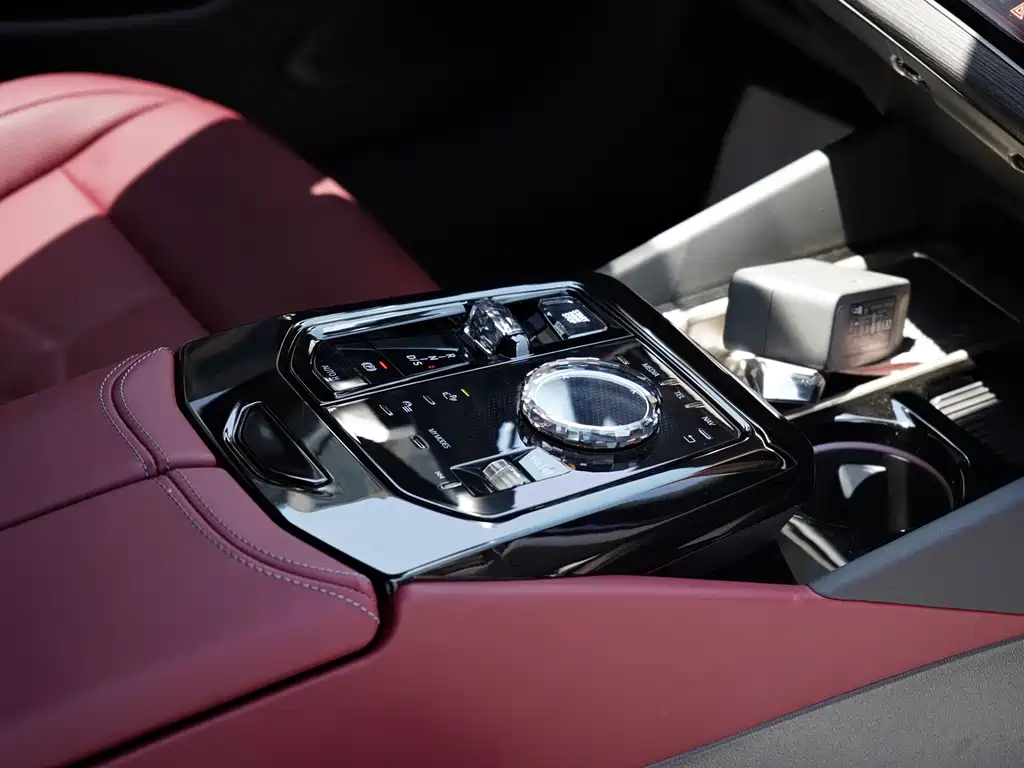 BMW 5 Series 2025 — фото 12