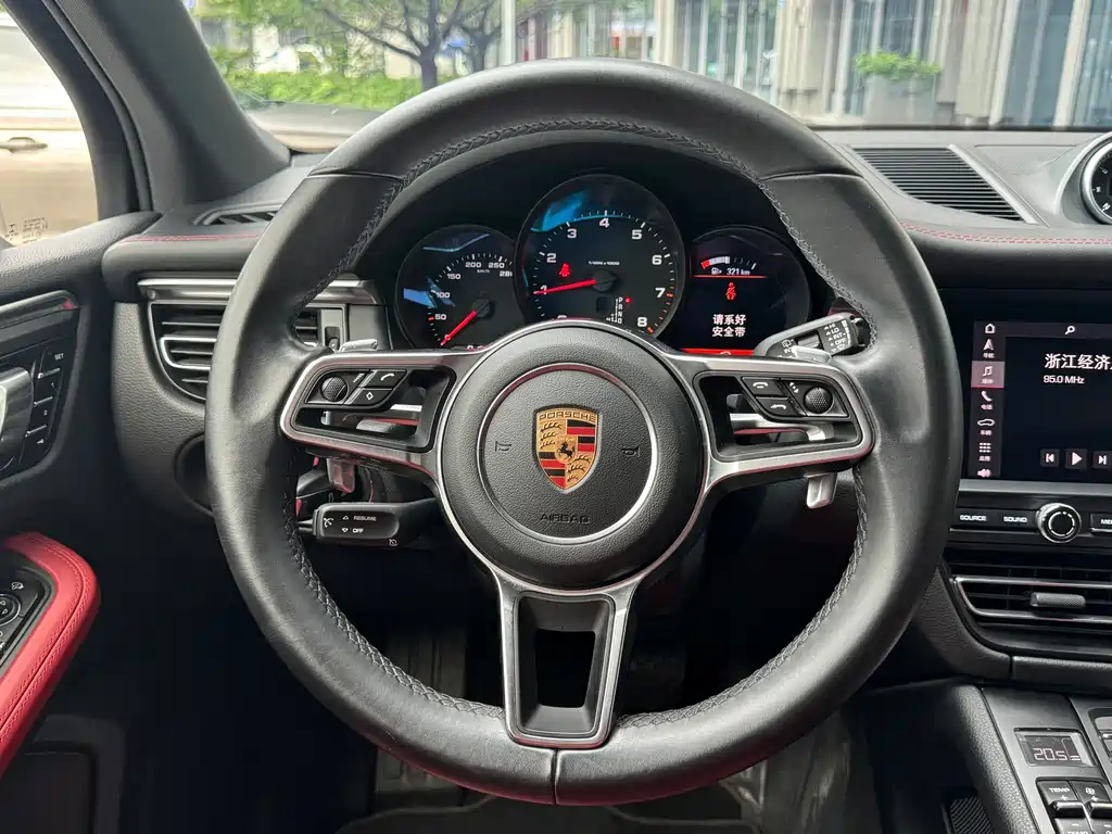 Porsche Macan 2019 — фото 23