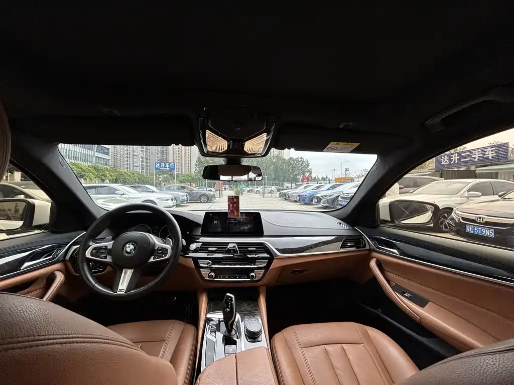 BMW 5 Series 2018 — фото 11