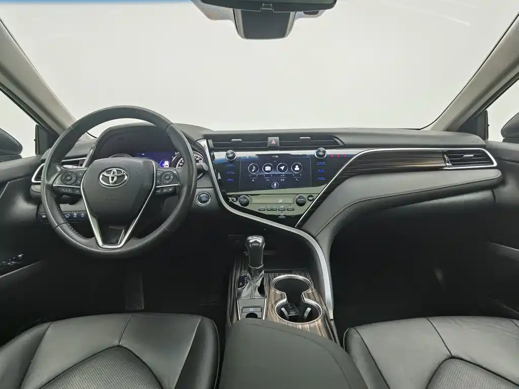 Toyota Camry 2019 — фото 5