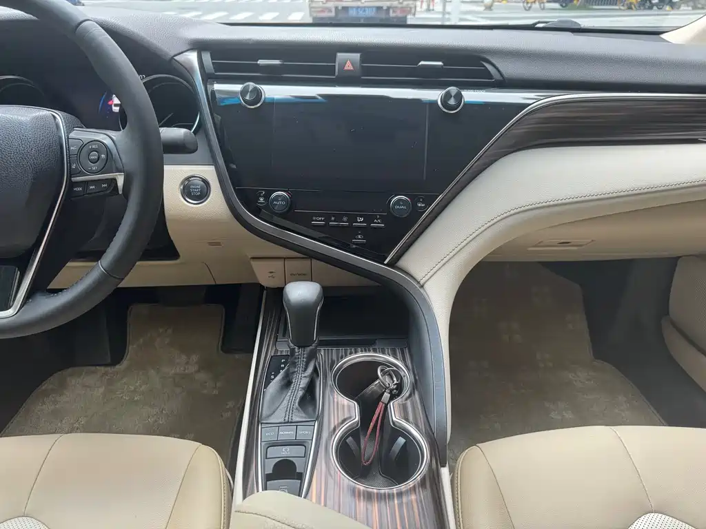 Toyota Camry 2019 — фото 12