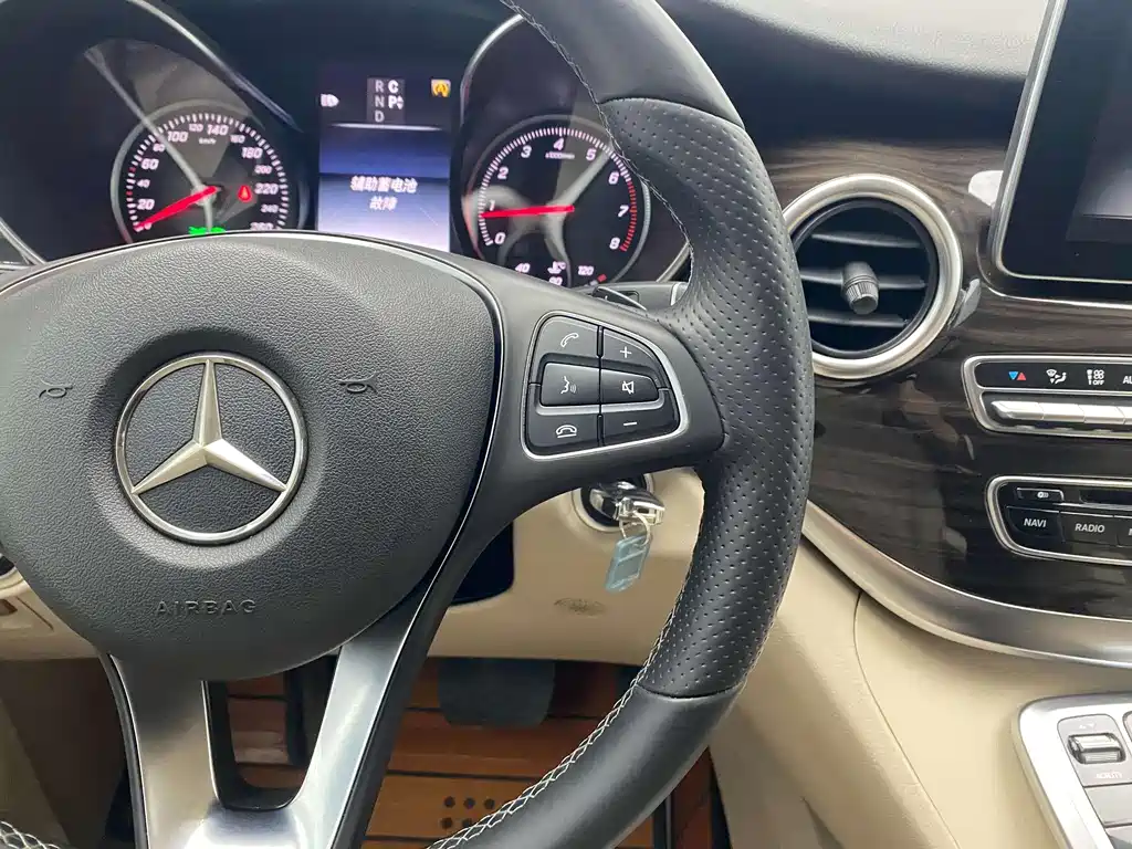 Mercedes-Benz V-Class 2016 — фото 25