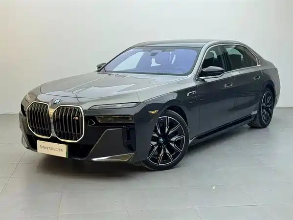 BMW i7 M70L 2024