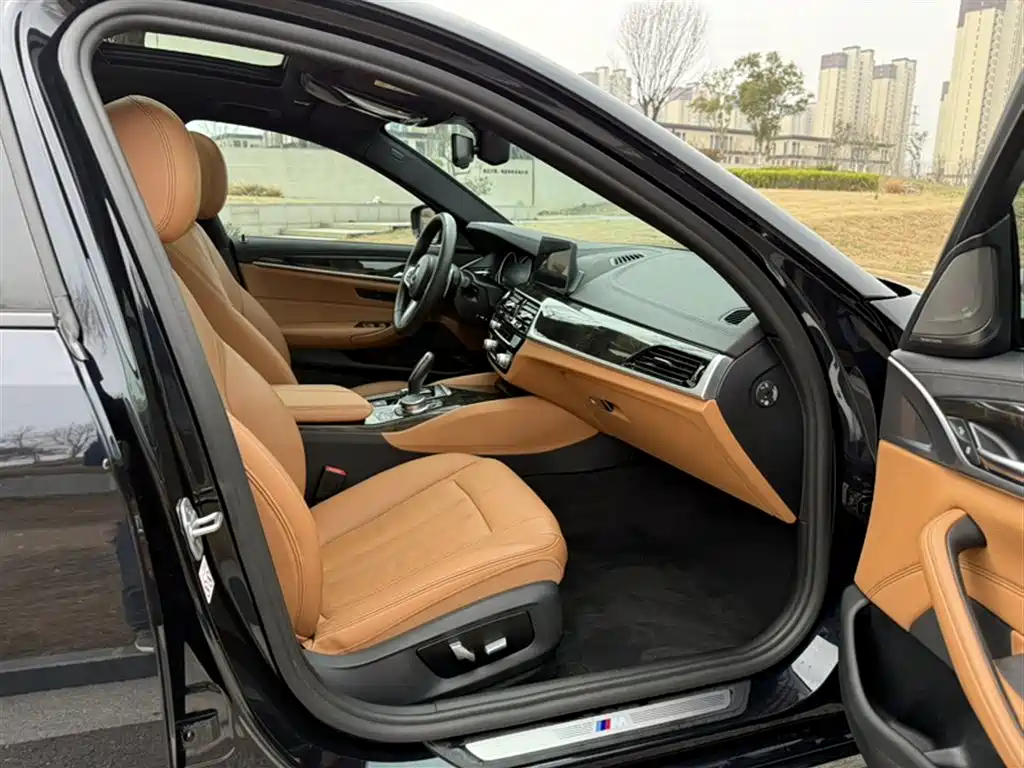 BMW 5 Series 2018 — фото 20