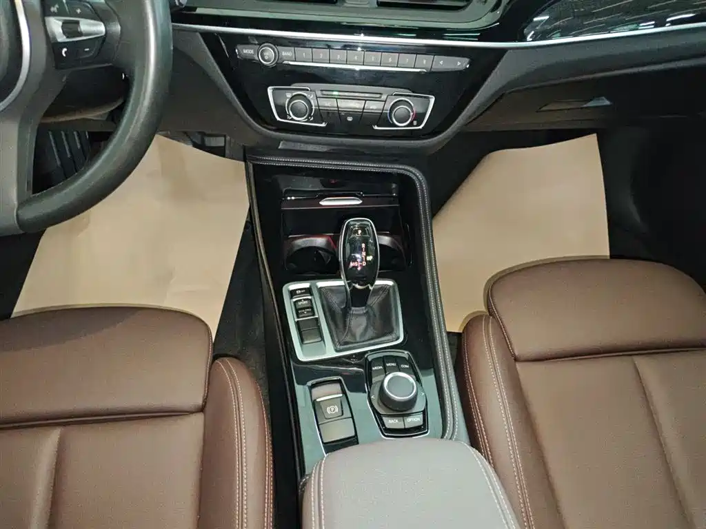 BMW 1 Series 2020 — фото 10