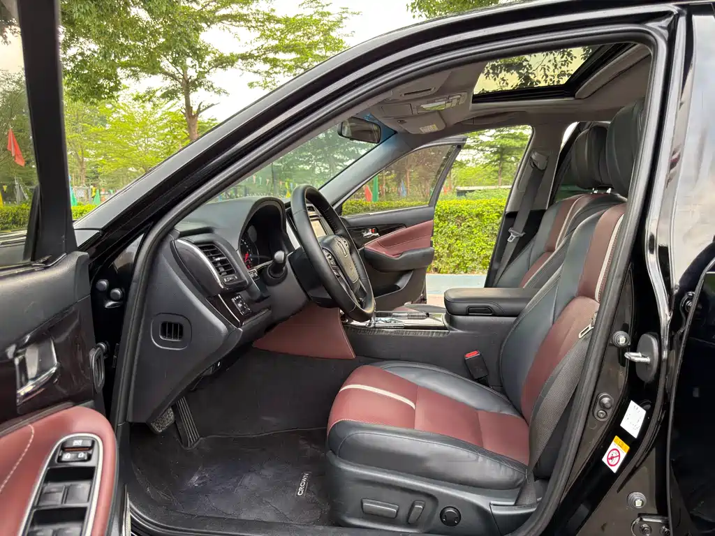 Toyota Crown 2017 — фото 10