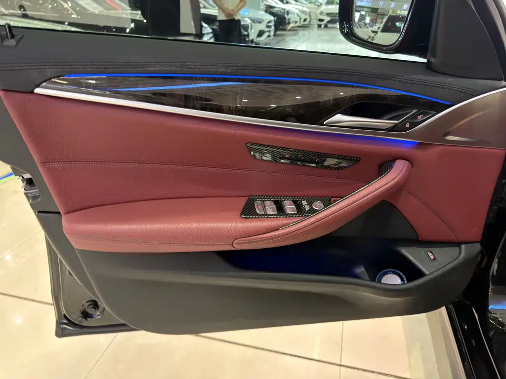 BMW 5 Series 2018 — фото 12