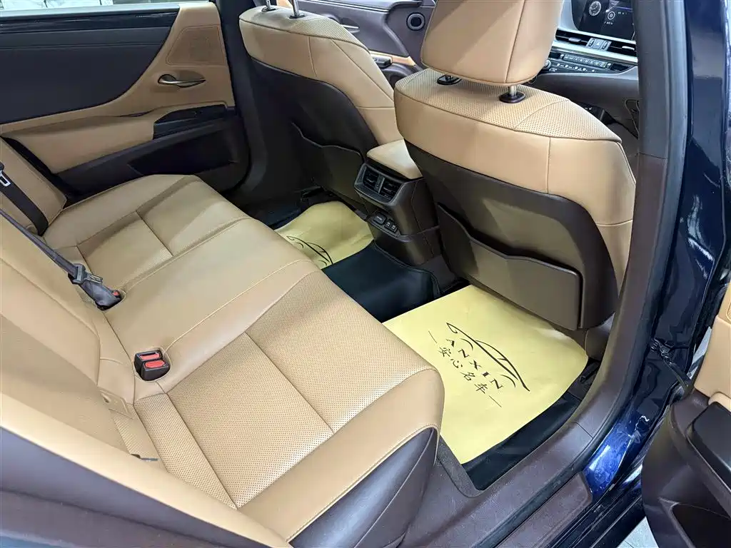 Lexus ES 2020 — фото 13