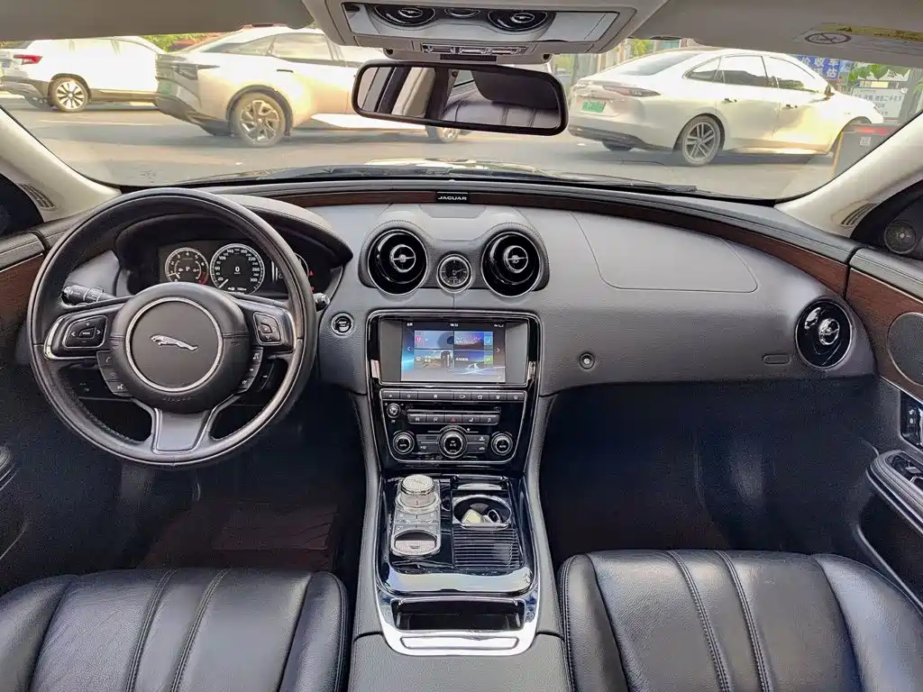 Jaguar XJ 2016 — фото 10