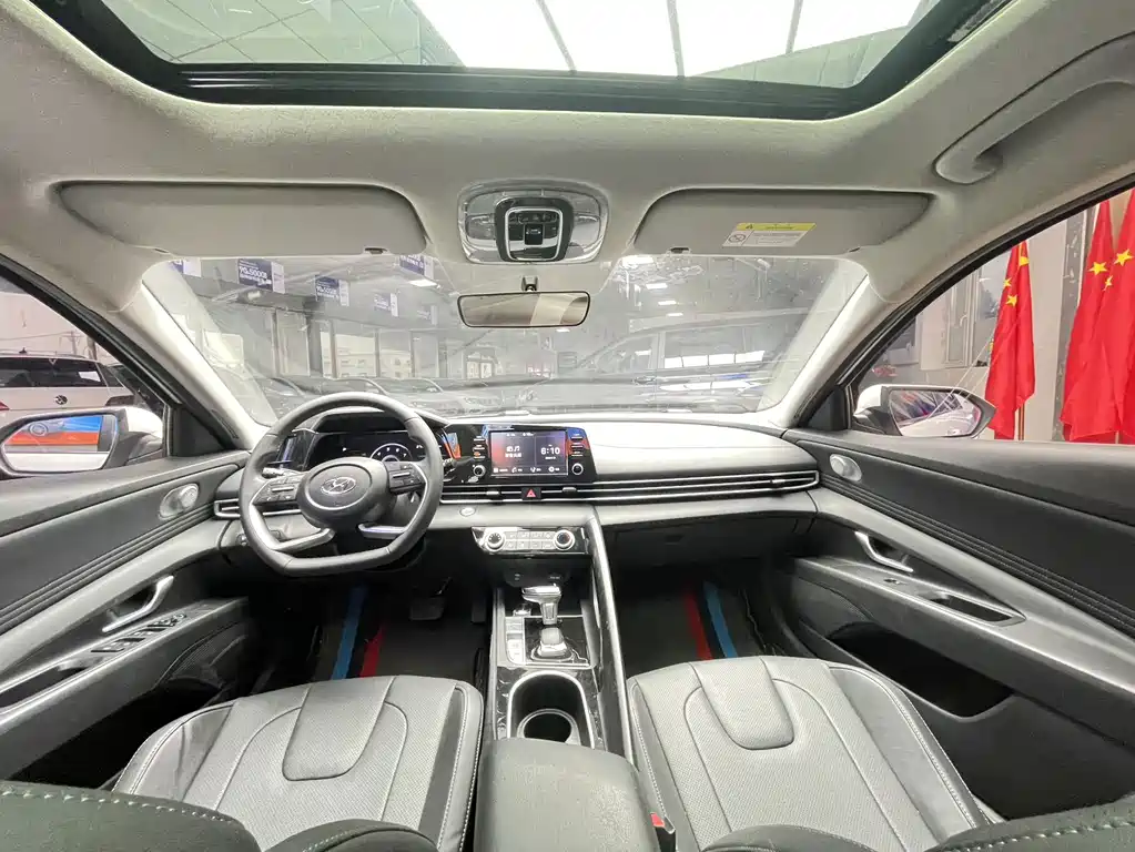 Hyundai Elantra 2023 — фото 12